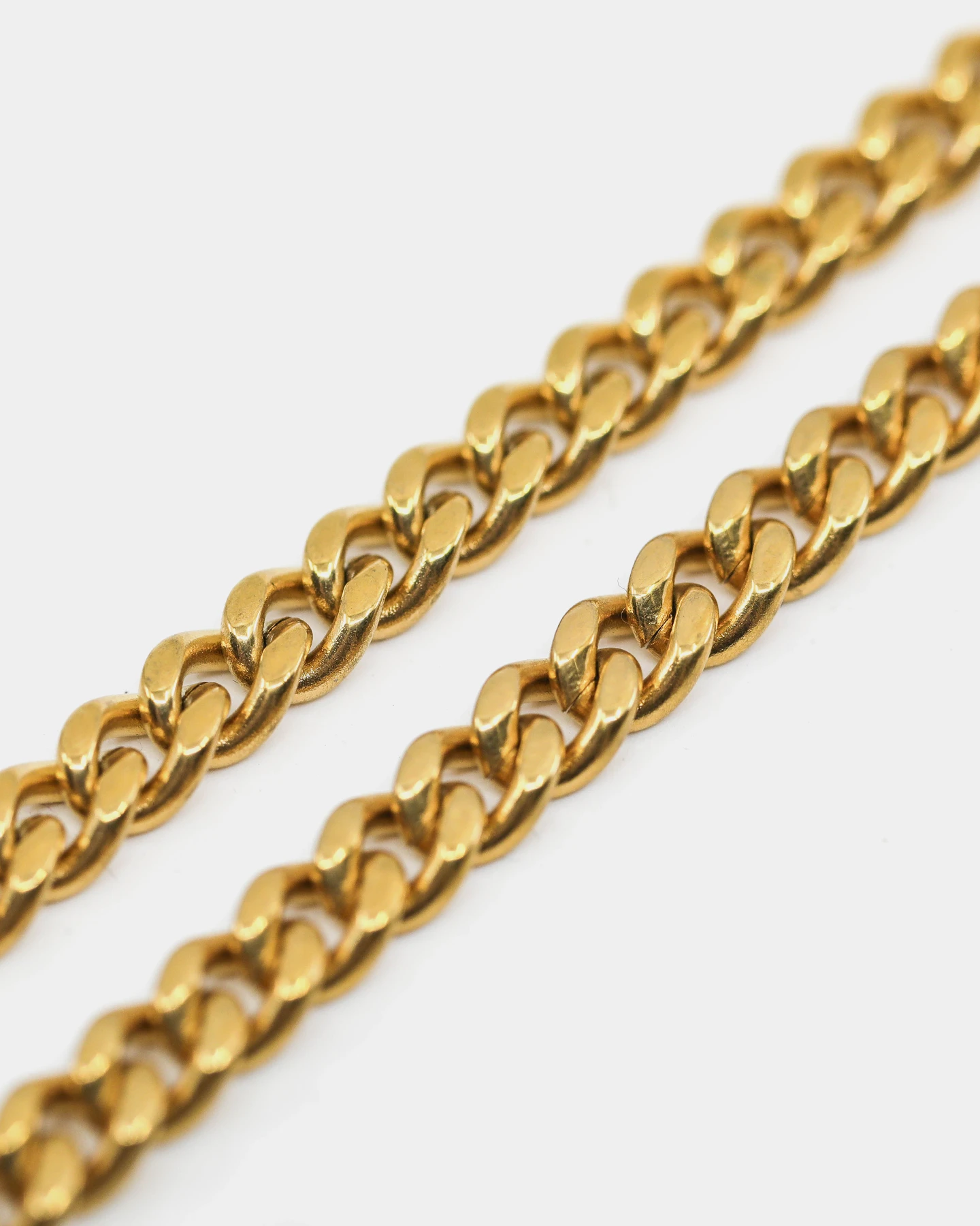 Saint Morta Women's 6MM Cuban Link Chain Gold 6 Saint Morta Women's 6MM Cuban Link Chain Gold - Image 4